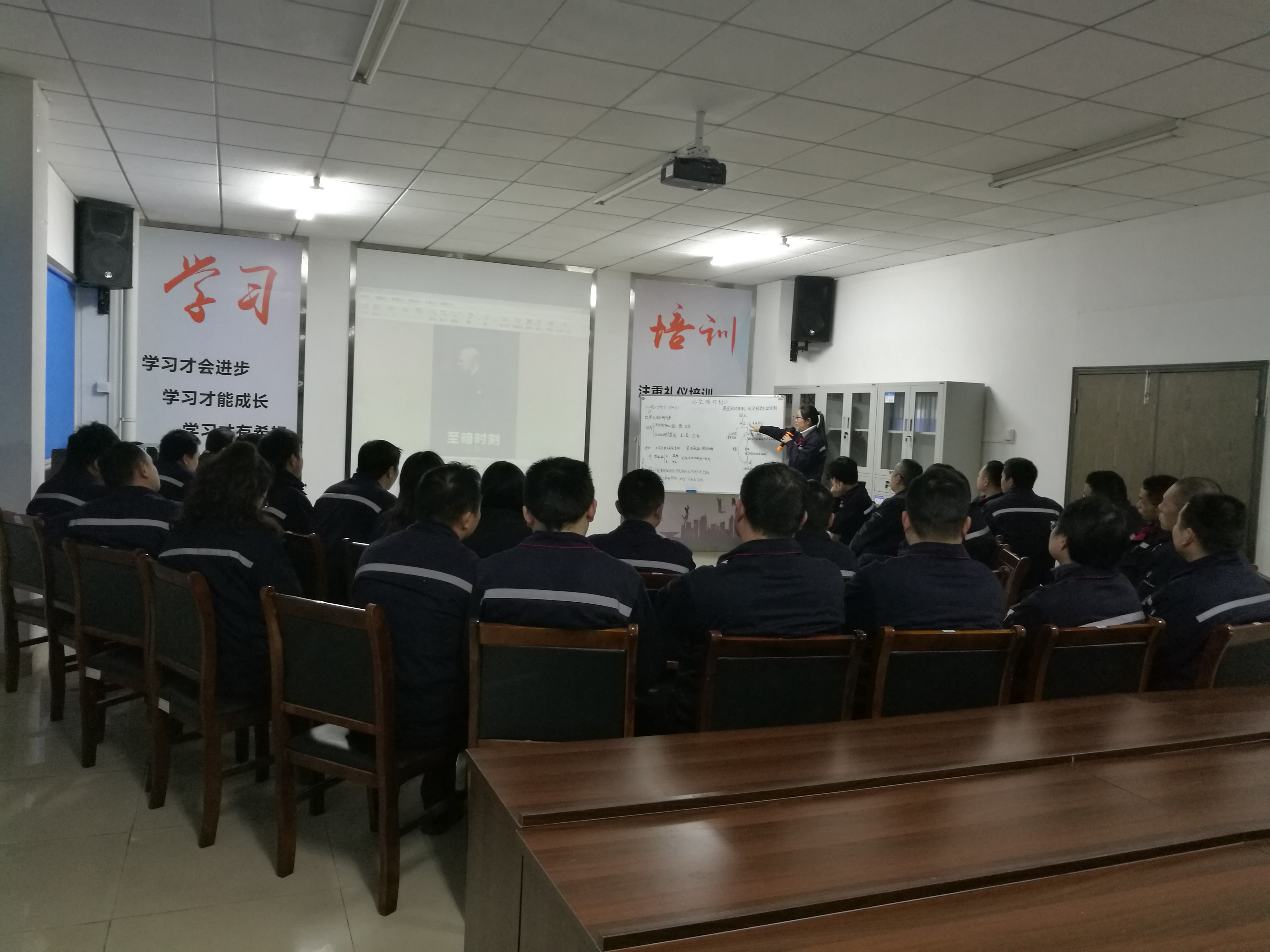觀影《至暗時(shí)刻》——世上無難事，只要肯攀登